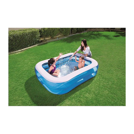 Niños jugando en piscina portátil para verano