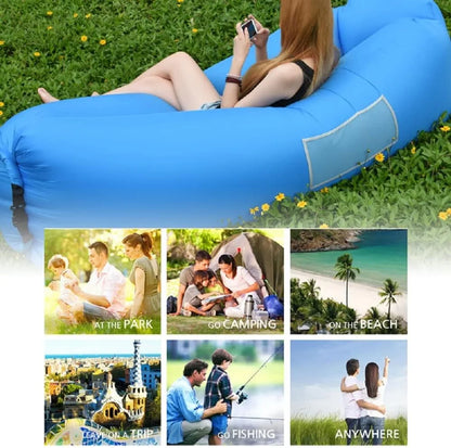 Persona usando sofá inflable en la playa